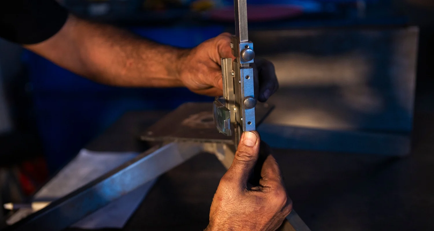 Prüfung und Vermessung eines Metallbauteils bei der Instandsetzung