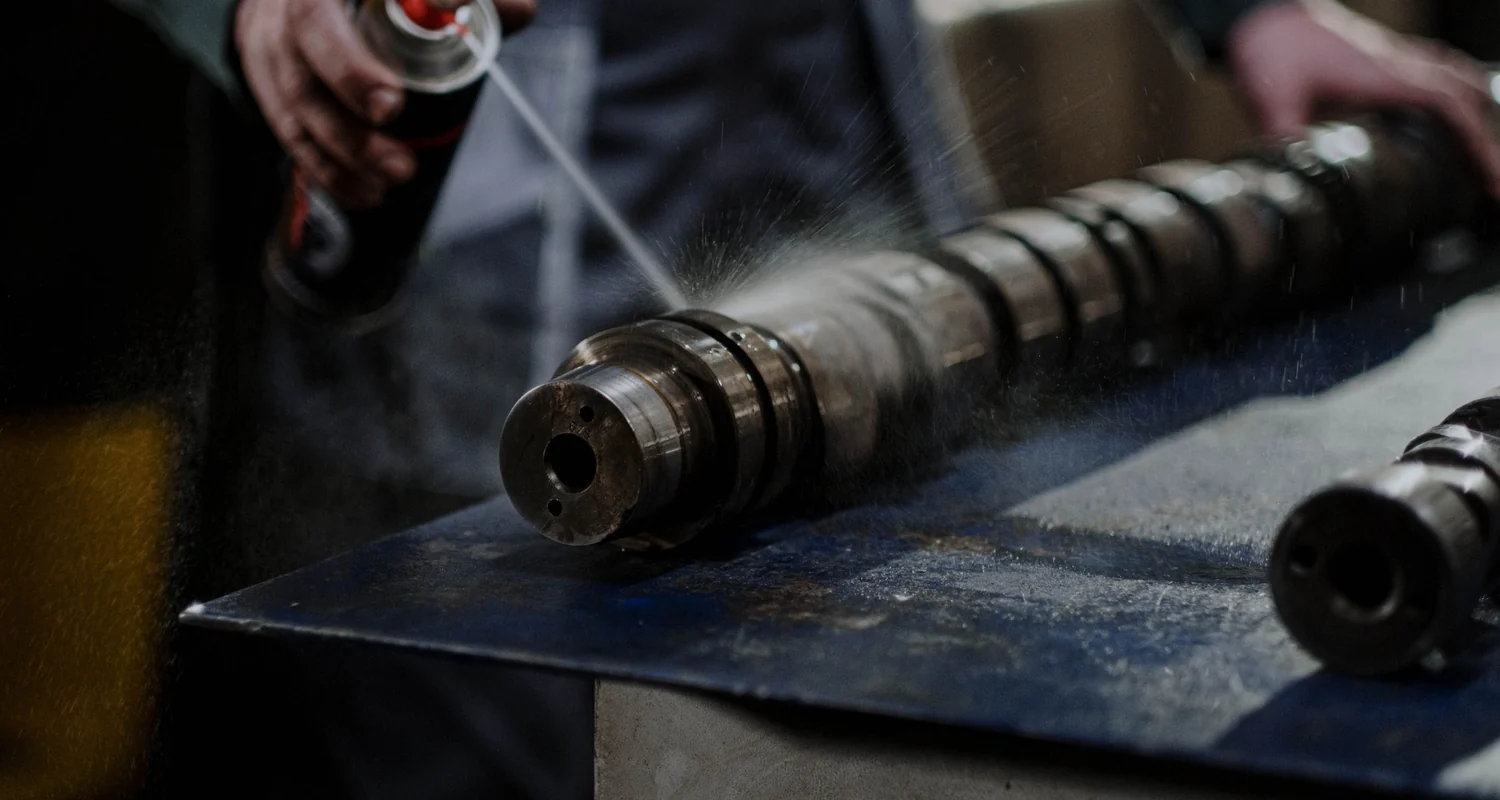 Aufarbeitung einer gebrauchten Metallwelle in der Werkstatt